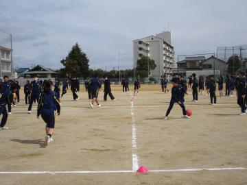 クラス対抗でドッジボールの試合をする生徒の様子