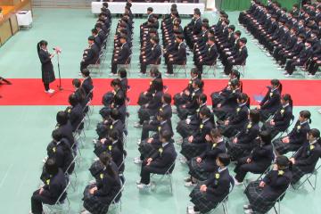 体育館で答辞を聴いて今までを振り返っている卒業生の様子