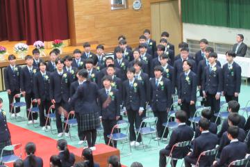 体育館で思いを込めて合唱曲を歌っている9年生男子パートの様子