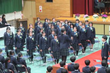 体育館で思いを込めて合唱曲を歌っている9年生女子パートの様子