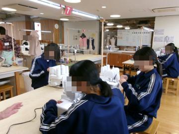 家庭科室でミシンを使っている生徒たちの様子
