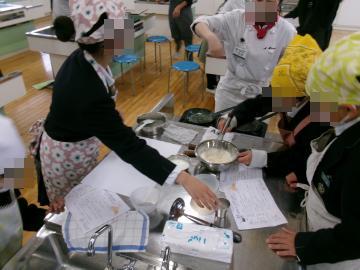 調理室で、匠の技を参考にしながらクレープの製作実習をしている生徒たちの様子