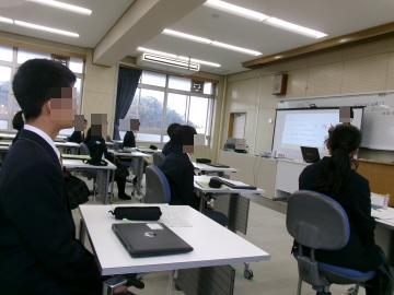 パソコンルームで、オリジナルポスターの作り方を真剣に学んでいる生徒たちの様子