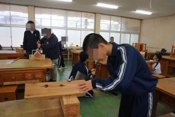 技術室で、大工の講座にて匠の技を学んでいる生徒たちの様子
