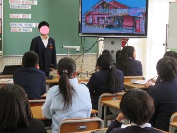 教室の前に立ってモニターを使いながら発表する生徒と、席に座って聞く生徒たち2