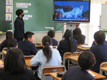 教室の前に立ってモニターを使いながら発表する生徒と、席に座って聞く生徒たち3