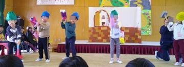 遊戯室で園児が踊っているところ