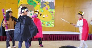 お妃役と王子役の戦いの場面