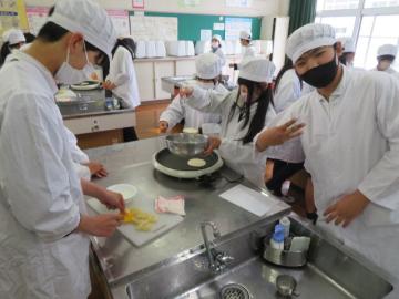 調理実習でホットケーキを焼く6年生その1