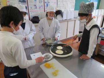 調理実習でホットケーキを焼く6年生その2
