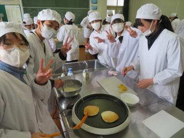 調理実習でホットケーキを焼く6年生その3