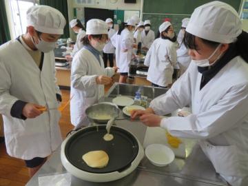 調理実習でホットケーキを焼く6年生その4