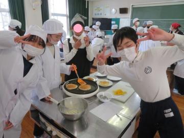 調理実習でホットケーキを焼く6年生その5