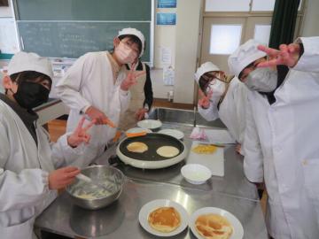 調理実習でホットケーキを焼く6年生その6