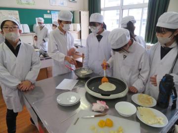 調理実習でクレープを焼く6年生