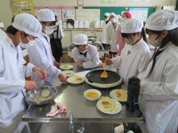 調理実習でホットケーキを焼く6年生その7