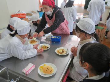 ホットケーキにアイスクリームをトッピングする6年生その1