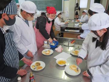 ホットケーキにアイスクリームをトッピングする6年生その2