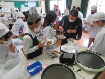 じゃんけんに勝ち残りアイスクリームを追加してもらう6年生