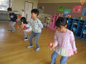 教室で並んでけん玉をする子供たち