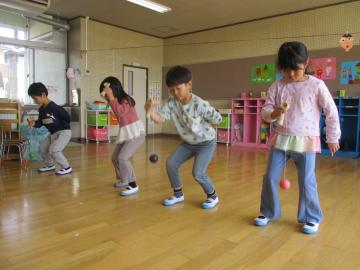 教室で並んでけん玉でとめけんをしようとする子供たち