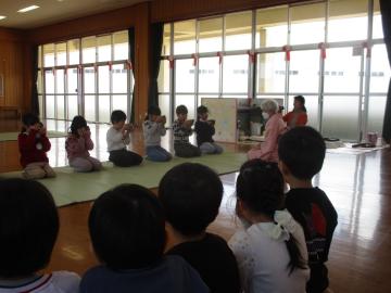 座敷に星座をしてお茶会をする5歳児とそれを見学している4歳児