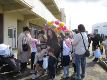 幼稚園の外の花道を通る親子