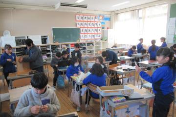 理科の時間に3年生が遊び道具を作っている様子