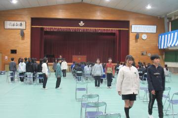 6年生が1週間後の修了式に向けて練習している様子