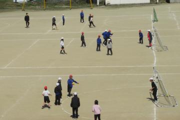 6年生がグラウンドでハンドボールをしている様子