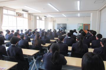 CSルームで9年生に対して学年主任が話をしている様子