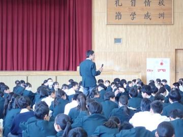 生徒議会で、生徒が意見を出し合っている様子