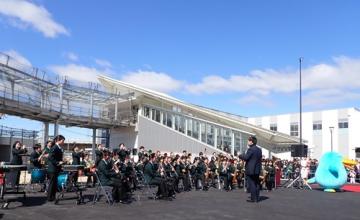 手柄山平和公園駅開業イベントにて吹奏楽部が演奏している様子