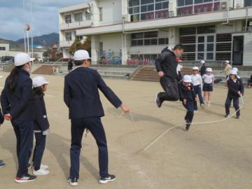 長なわとびをして遊ぶわくわく4班