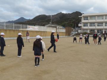 ドッジボールをして遊ぶわくわく5班