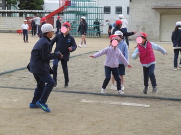 けいどろをして遊ぶわくわく2班