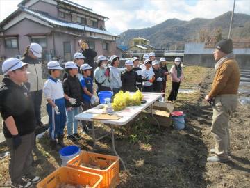 作業の仕方を聞く様子