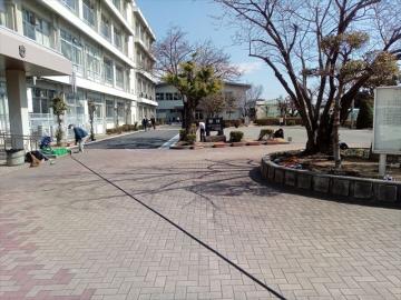 正門から体育館までの様子