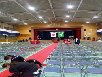 生徒と教師が準備している体育館の様子