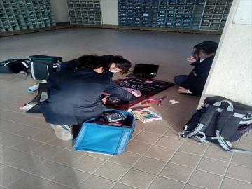 生徒玄関の看板を描く生徒の様子