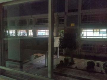 3年生の教室だけ明かりがついている夜の校舎の様子