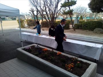 朝から受付準備をする先生