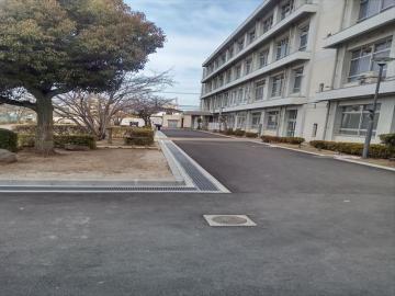 花道を掃除する先生の姿