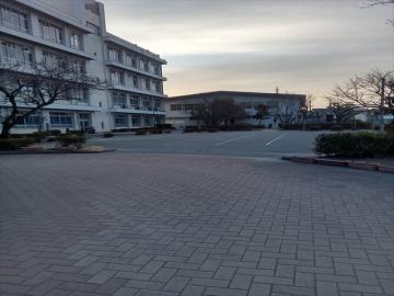 朝の学校の風景