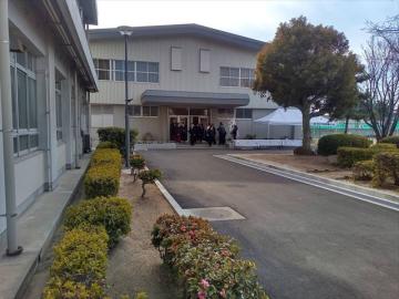 朝、体育館準備をする教師たち