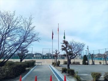 掲揚柱に掲げられた国旗、市旗、校旗の様子