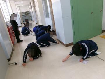 生徒がメラミンスポンジを使い、廊下を清掃しています。