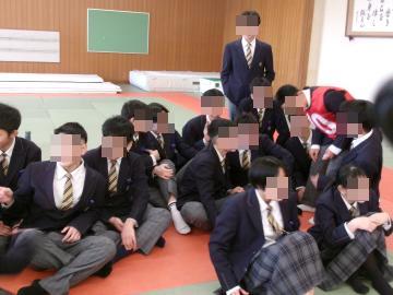 借り人競争で、選手がお題に該当する生徒を探しています。