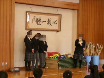 第2体育館の武道場で、1組2組の代議員がレクリエーションの説明を行っています。