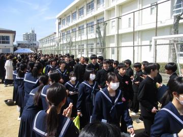 花道を歩く卒業生の様子